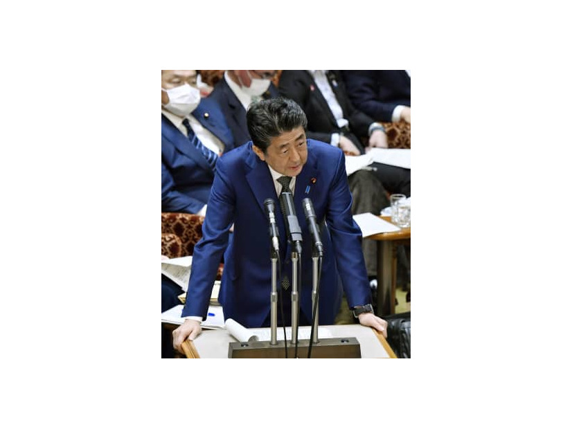 参院予算委で答弁する安倍首相＝27日午前