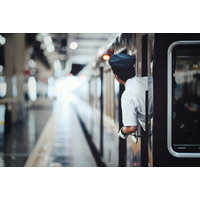 1時間に1本の電車で登校。寝坊し必死に改札まで走ると…駅員さんの神対応に「10年経った今でも心に残っています」