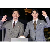 東方神起、初の点灯式に興奮 デビュー20周年控え思い語る「これから2人が照らしていきたい」