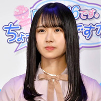 日向坂46上村ひなの、サンタ帽×ニットのキュートSHOTに反響「お似合いすぎてる」「世界一かわいい」