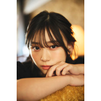 櫻坂46山下瞳月、美しいまなざしのカメラ目線SHOTを披露！2作連続センターで大活躍の2024年を振り返る