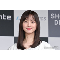 佐々木希、ソフトボールのユニフォーム姿でスラリ美脚披露「スタイル抜群」「全身美しい」の声