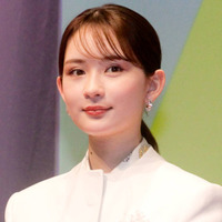 畑芽育、“笑いの絶えない現場”ドラマ『天久鷹央の推理カルテ』オフSHOTに反響「天使」「可愛すぎてやばい」