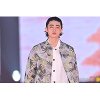 豊田裕大、オールバックで雰囲気ガラリ 鋭い視線に観客夢中【GirlsAward 2025SS】