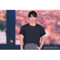 野村康太、ランウェイ登場で歓声沸く オーバーサイズ着こなす【GirlsAward 2025SS】
