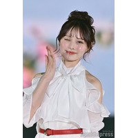 CANDY TUNE立花琴未、美スタイル輝く全身ホワイトコーデ “メンバーカラー”赤がアクセント【GirlsAward 2025SS】