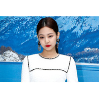 BLACKPINKジェニー、紐ビキニで驚異の美ボディ披露「骨格がレベチ」「神スタイル」と反響