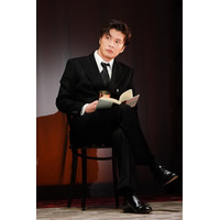 田中圭、主演舞台開幕「陽気な幽霊」初日レポート＆写真公開