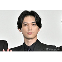 吉沢亮、髭＆サングラスショットが話題「大人の色気」「オフでもかっこいい」