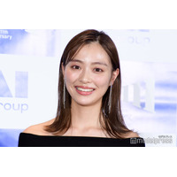 内田理央、新鮮メイク×美谷間のぞく大胆ショット公開「刺激が強い」「憧れスタイル」の声
