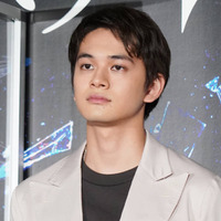 北村匠海、“運命を感じる”親友・伊藤健太郎が撮影したモノクロSHOTに「その顔好きだ」「いい写真すぎる！」