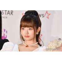 IVEレイ、水着ショット披露 グアムのナイトプール満喫「妖精みたい」「泳いでる姿も可愛い」の声