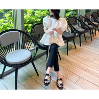 甘さときちんと感の絶妙バランス！パフスリーブ×黒パンツで好印象を狙って【40代の毎日コーデ】