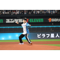 若手人気ラッパー・ピラフ星人、ファーストピッチでノーバン投球披露 ミニライブにファン熱狂