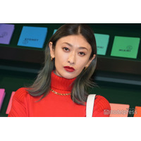 山田優、ミニ丈から圧巻の脚線美披露「驚異のスタイル」「オーラが違う」の声