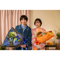 Hey! Say! JUMP伊野尾慧＆伊原六花「パラレル夫婦」クランクアップで固い握手 トラジャ松倉海斗からサプライズも