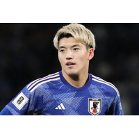 堂安律選手、挙式報告 美人妻との密着ショットに「絵になる」「幸せ溢れてる」の声