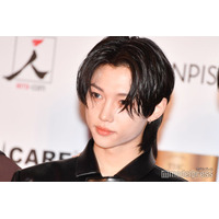 Stray Kidsフィリックス、変装なしでNY地下鉄降臨 オフショット公開に反響「普通に乗っててびっくり」「絵になる」