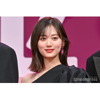山下美月、ノースリーブコーデに反響「上品」「肌綺麗」
