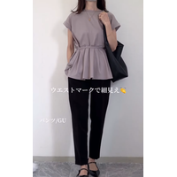甘辛オフィスコーデの定番。「ペプラムブラウス」は40代の夏のワードローブに加えたい一枚【40代の毎日コーデ】