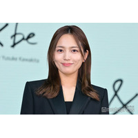 川口春奈、ノースリーブ＆眼鏡のプラベショットに反響「撃ち抜かれる美しさ」「西日に当たる姿もかっこいい」