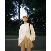 「足綺麗」のん、ほっそり美脚のミニ丈私服コーデに反響「スタイル抜群」「異次元のオシャレ」