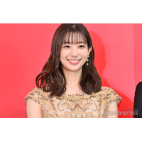 足立梨花、ミニスカ＆シースルーソックスで美脚披露「お姫様みたい」「小顔際立つ」と反響