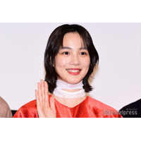 のん、白T×デニム姿の“七夕ショット”公開「瞳キラキラ」「食べ方可愛い」の声