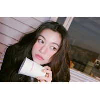 wakemake、ふわツヤ仕上げのパウダーチーク「シアーブリーズブラッシャー」が新登場！