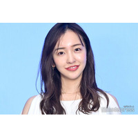 板野友美、スリットから美脚スラリ キャミワンピ姿に「セクシー」「スタイル抜群」と反響