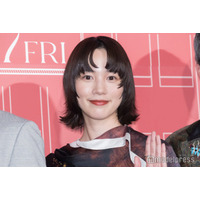 のん、ミニ丈で美脚披露「テレ東音楽祭」オフショットに絶賛の声続々