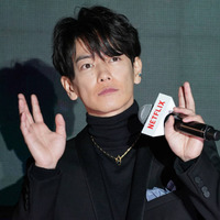 佐藤健『私の夫と結婚して』最新オフSHOTに大反響「かっこよすぎて困惑」「自然体な雰囲気ステキ」