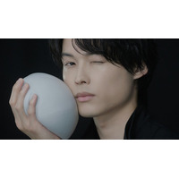 SixTONES松村北斗、妖艶な眼差しで“黒い魔泡”表現 自身のブラックな一面も告白