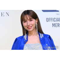 May J.、膝上ミニスカから美脚披露「着こなしおしゃれ」「スタイル抜群」の声
