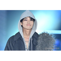 松本怜生、茶髪ロング×ばっちりメイクの女装姿「ギャルめな上目遣い失礼します」