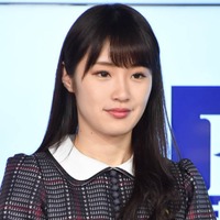 高山一実、ほっそりお腹を披露したシャツコーデに「爽やか」「超絶カワイイ！」の声