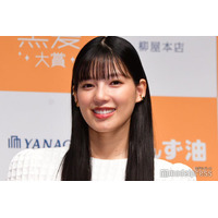 石井杏奈、金髪ボブ×ミニワンピで“ヘルシー肌見せ”「可愛すぎて二度見」「服の色とマッチしてる」の声