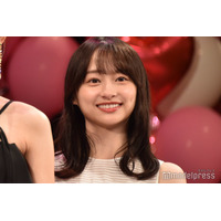 影山優佳、オフショル×ミニ丈でほっそり美脚披露「リムレス似合う」「スタイル抜群」の声