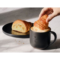 スタバ、新宿に新スタイルのカフェベーカリー出店 ラテにクロワッサンを浸し食べる“大人のご褒美体験”提案