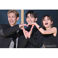 高橋文哉、綱啓永＆岡崎紗絵とシックなブラックコーデで降臨 顔寄せ合いハートポーズも【TGC2025A/W】