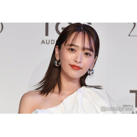 近藤千尋、膝丈ワンピで美脚スラリ「ラヴィット！」衣装姿に「赤が似合う」「スタイル良すぎ」の声