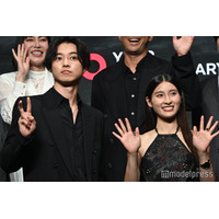 山崎賢人＆土屋太鳳ら「今際の国のアリス」キャスト12人が聖地・渋谷降臨 近距離ファンサに黄色の歓声