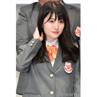 “可愛すぎる新喜劇女優”小寺真理、ミニスカスーツ×ピンヒール姿でダンス「美貌と美脚が眩しい」「セクシーすぎ」の声