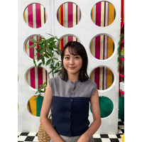 TBS若林有子アナ、美ウエストのぞくノースリ姿 沖縄満喫ショットに「スタイル抜群」「楽しそう」