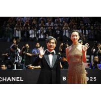 「忘れられない夜」ハン・ヒョジュ、岡田准一ら、釜山国際映画祭オープニングセレモニーに登場