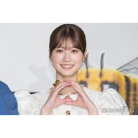 生見愛瑠、オーバーサイズフーディーから美脚スラリ「スタイル抜群」「グッズなの天才すぎ」