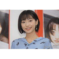 武田玲奈、ベアトップで胸元開放「美しい」「スタイル神」の声