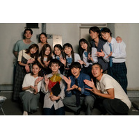 「ぼくほし」生徒役11人がクランクアップ 主演・磯村勇斗へサプライズプレゼントも【コメント】