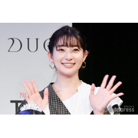 足立梨花、肩出しワンピ姿にファン絶賛「オシャレな肌見せ」「透明感すごい」