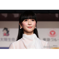 Perfumeかしゆか、“超ミニ丈”で美脚全開・レアなお団子ヘアも披露「新鮮」「リアル女神」